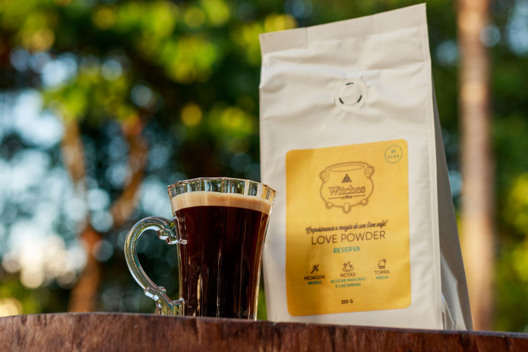Café servido junto a un empaque flexible con válvula